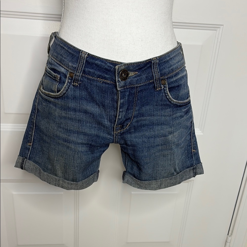 Deliaās Reese Denim Cuffed Shorts. Size 3/4 R